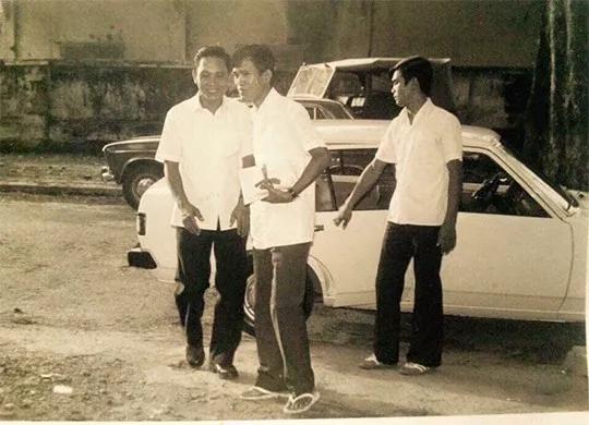 洪森年轻时有穿人字拖的习惯，不知如今老了还有这个习惯不。也许没了吧，毕竟现在鞋子