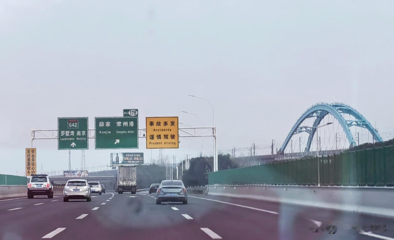 临时起意，忽然出发，一场说走就走的去九华山的旅行开始了。七点不到就出发！那时