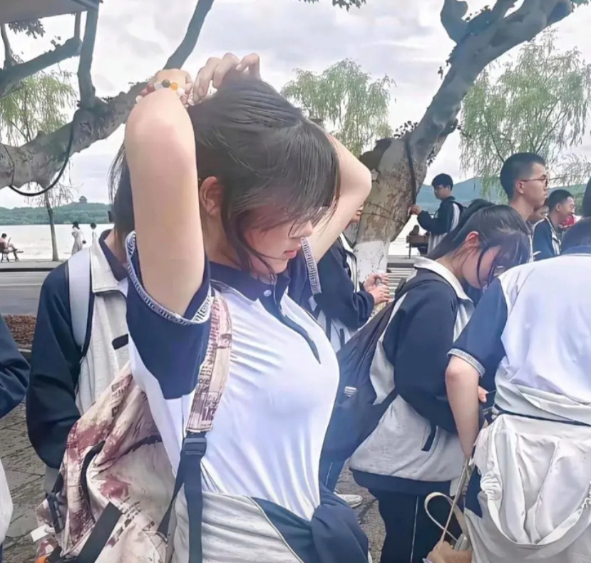 现在学校的校服这这么好看的吗？