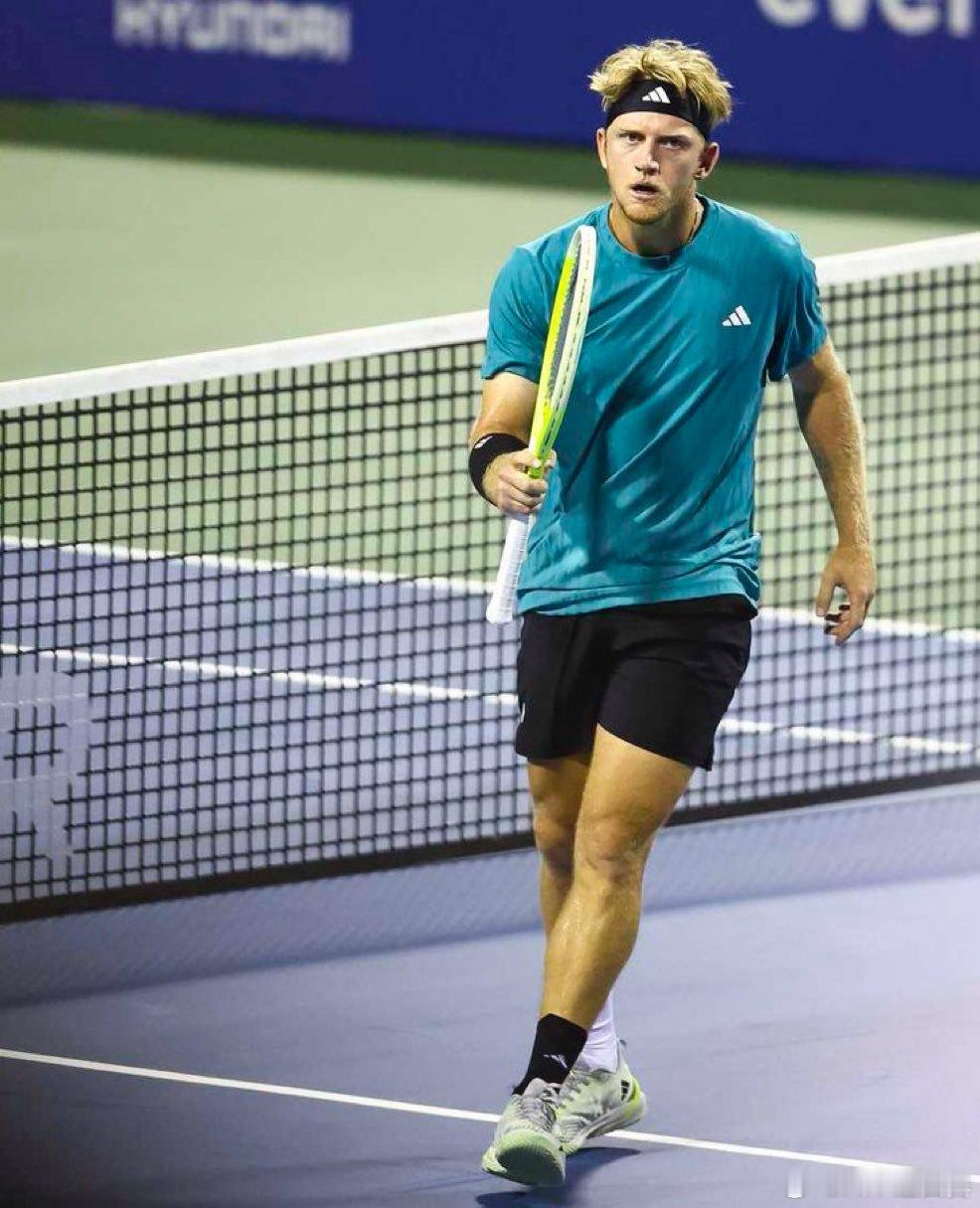 险胜过关💪ATP500华盛顿站1/4决赛，12号种子达维多维奇·弗基纳决胜盘