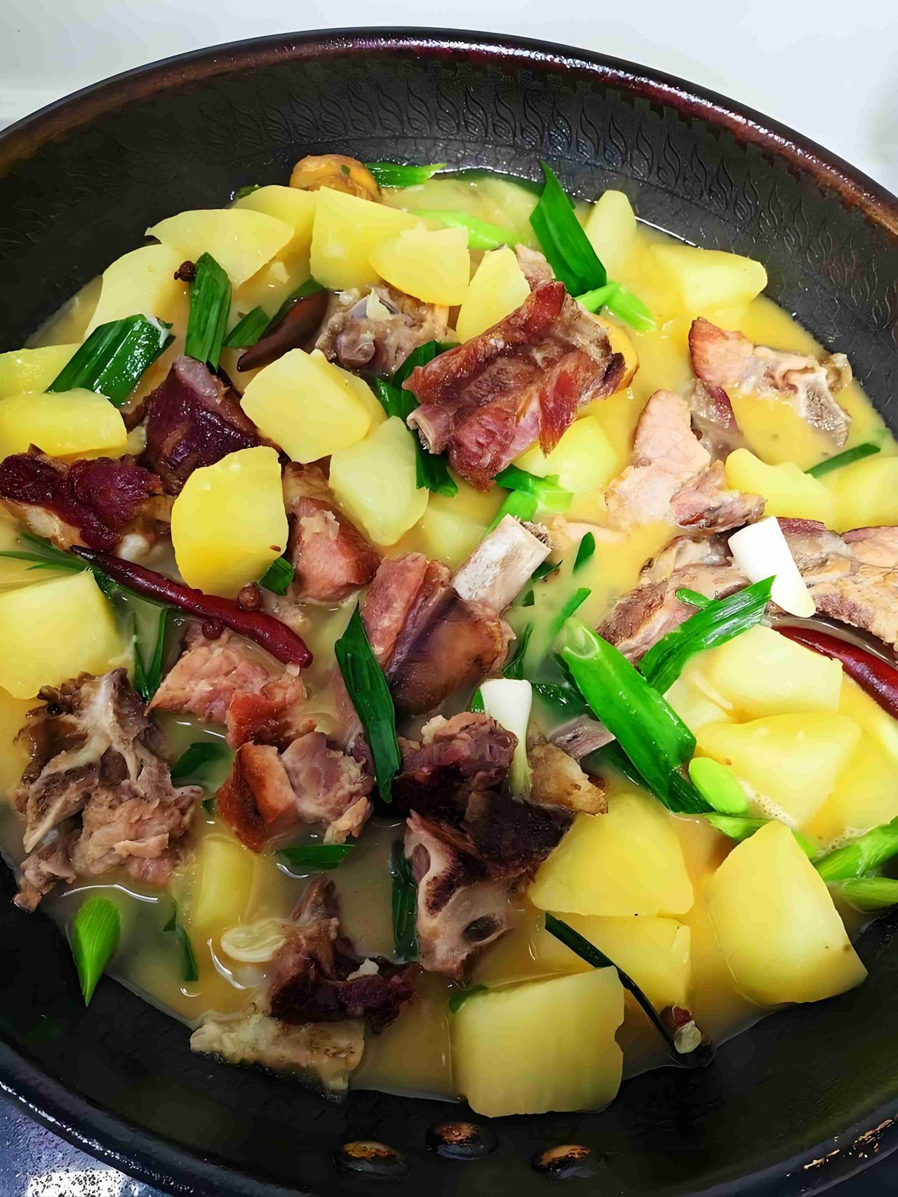 今天吃午饭已经2点了,和以往吃午饭时间相比，有点晚了。在我们这十八线小城，午