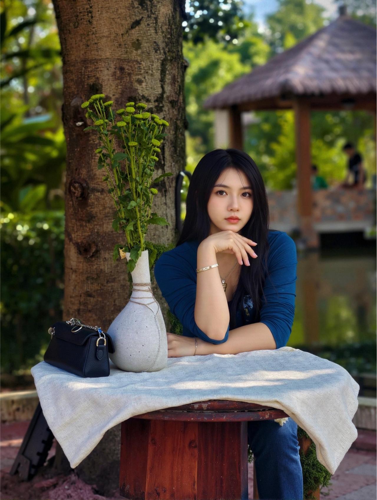 阮郎归·林间闲意作者Ⅰ朱珠蓝衫裁得靛云匀，青衿贴体温。木桌围布衬瓷樽，