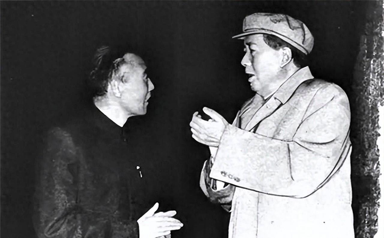 1958年9月20日，毛泽东在张治中、罗瑞卿、曾希圣等人陪同下，到南京视察大跃进