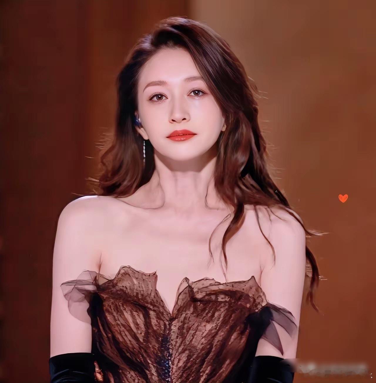 我现在严重怀疑，李小冉她老公后悔让她上浪姐了。昨晚看到李小冉下班哭的照片，心里挺