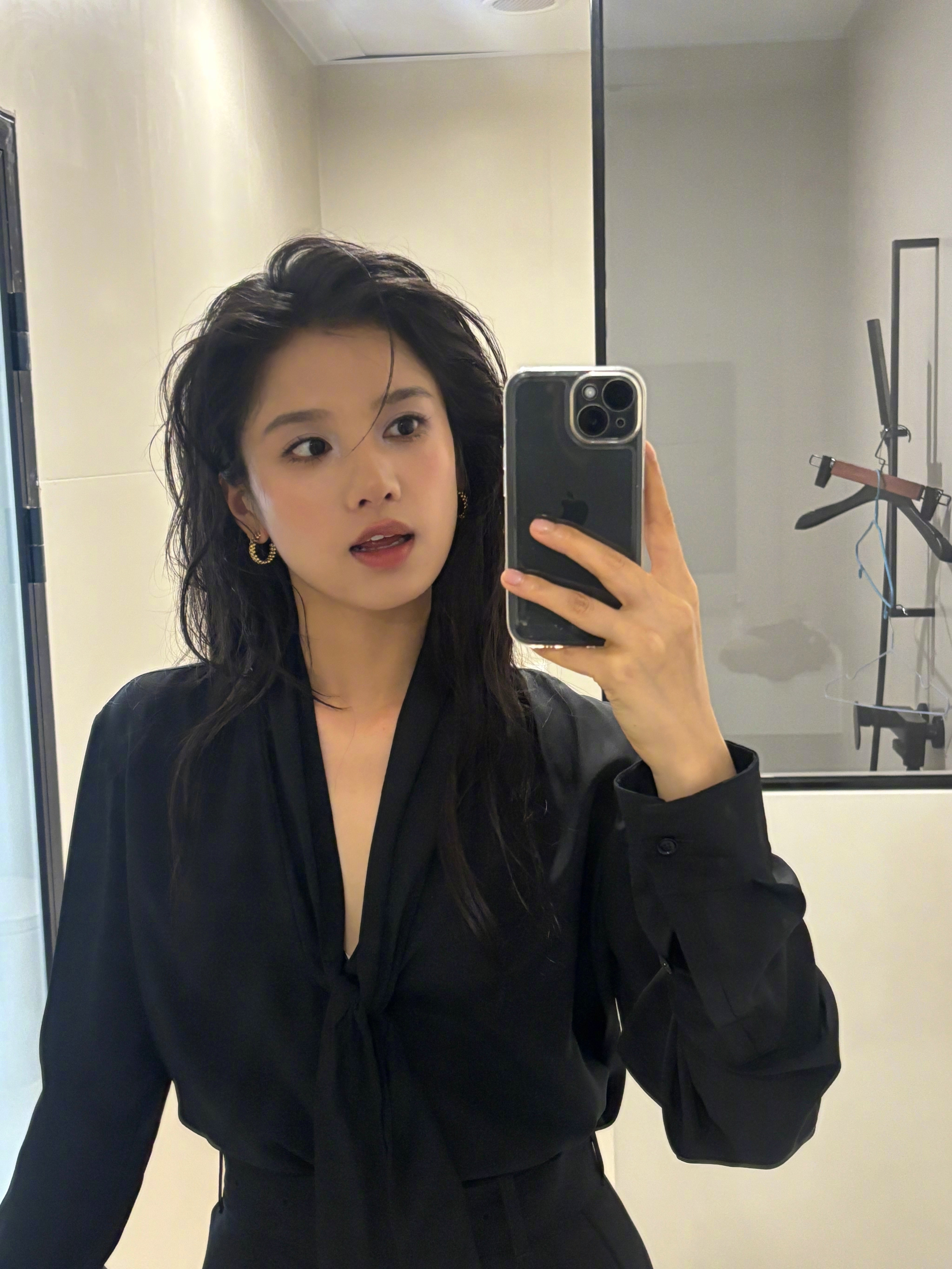 张婧仪这个湿发造型真的很想喊一句老公姐张婧仪湿发造型
