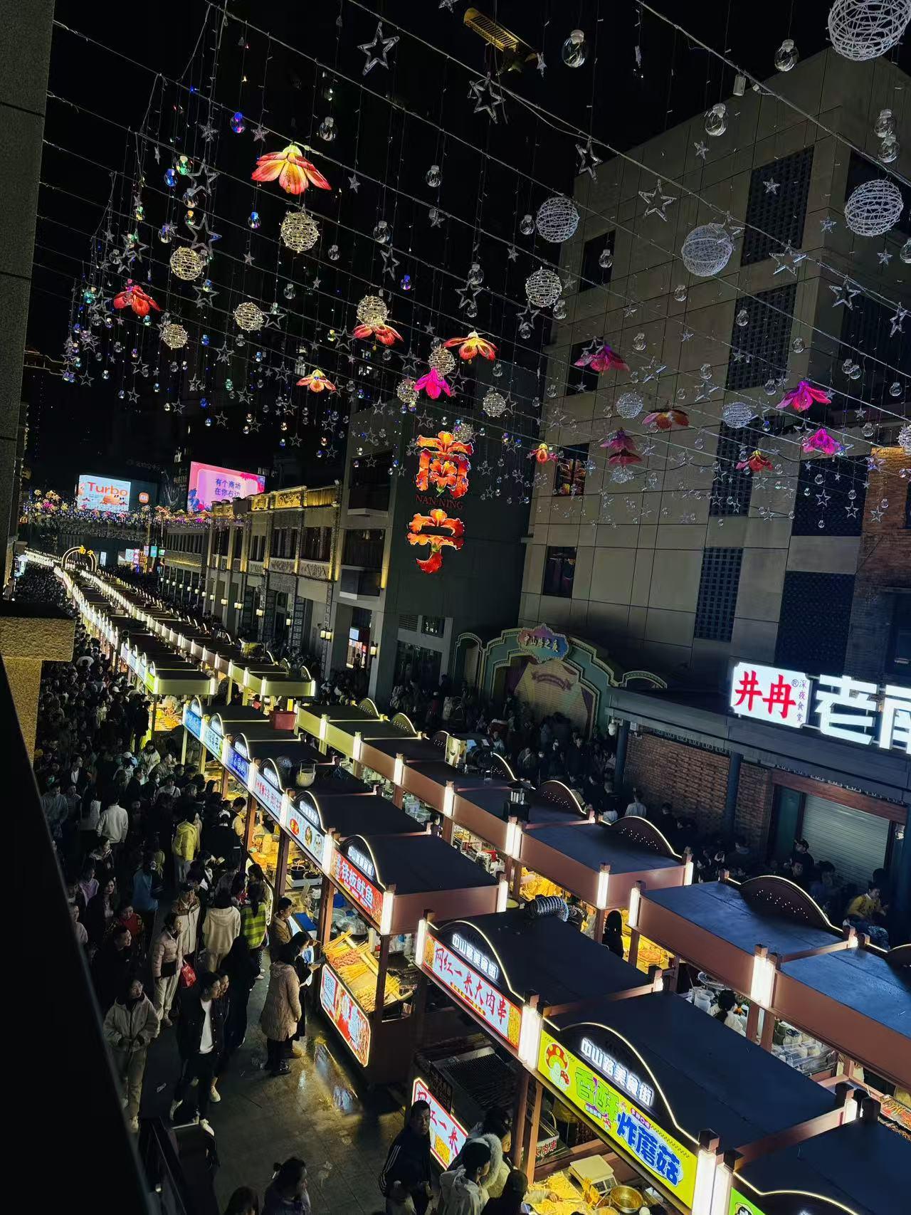 南宁中山路改建后重新开业了。回到老家，本来想去周边城市转转，可是想到现在各个城