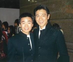 刘德华身高还行，和他合影的王宝强有点矮，和他合影的曾志伟就更矮了。不过，不管是王