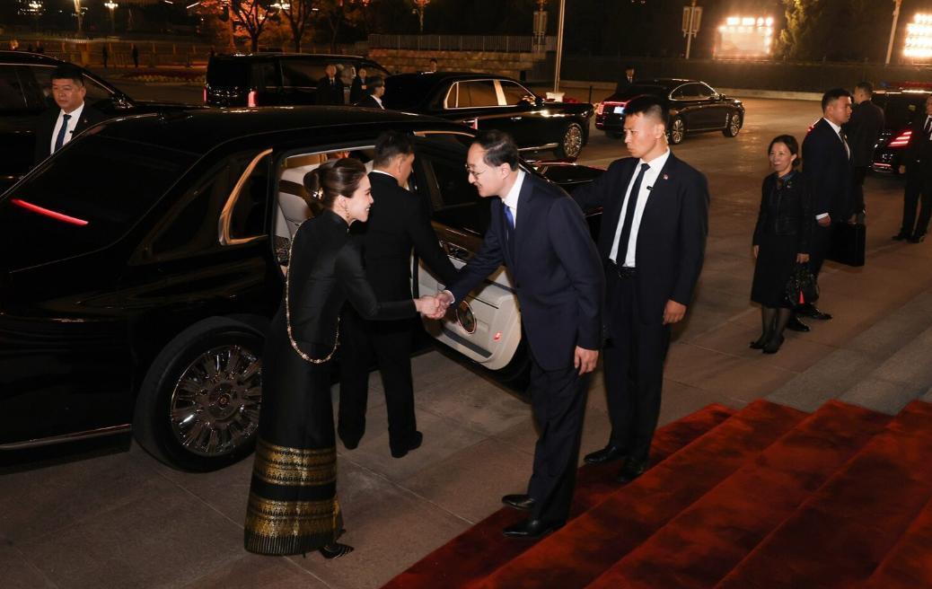 泰国国王访华宴会，帅气保镖意外抢镜，身份成谜引发热议。11月14日晚，泰国国王