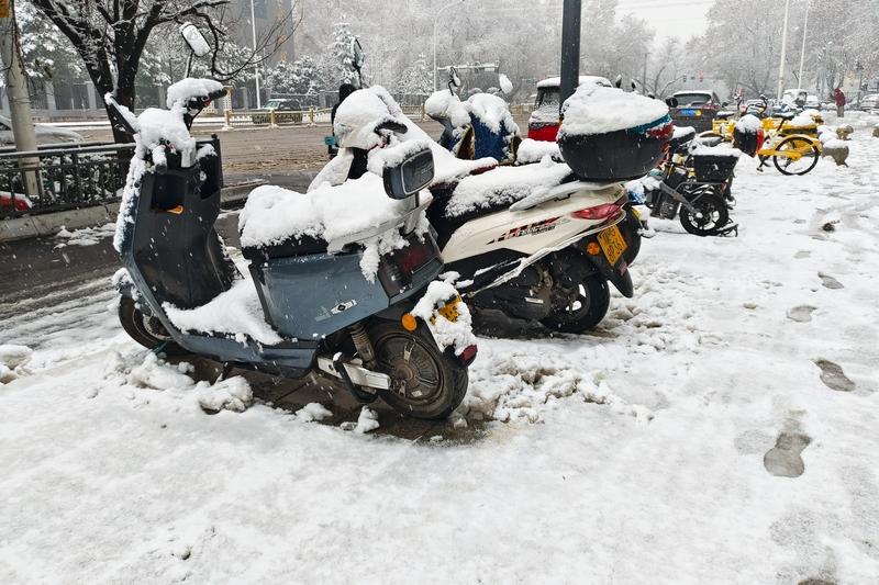 西安暴雪刷屏！24小时温差20度，从暖春秒变寒冬，看完太好哭你敢信吗？昨天