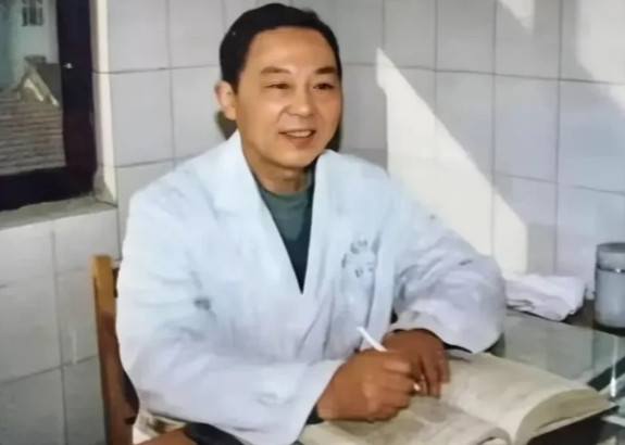 1970年，徐州。一名医生趁妻子上夜班偷偷吃4克毒性巨大洋金花。同事都认为他疯了