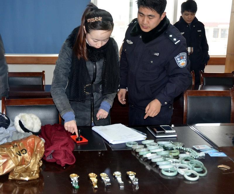 重庆这起入室盗窃案真是够抓马的！12月8日16时50分许，36岁