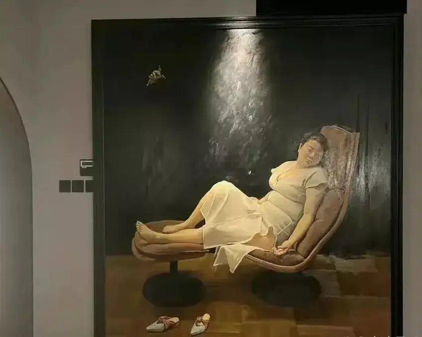 杨天真悬挂在自己家里的自画像，看的出来她对自己丰腴的身材充满自信。