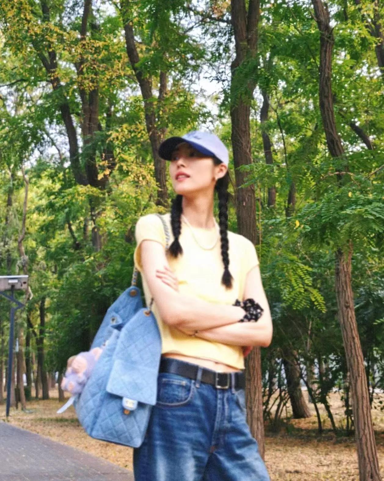 刘雯这套夏日休闲私服太有少女灵气！鹅黄短款露腰小上衣搭配阔腿牛仔，清爽显白还拉