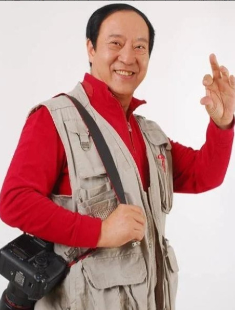 2000年12月，相声演员牛群不顾冯巩和家人的劝阻，带着满腔热血跑到安徽蒙城县当