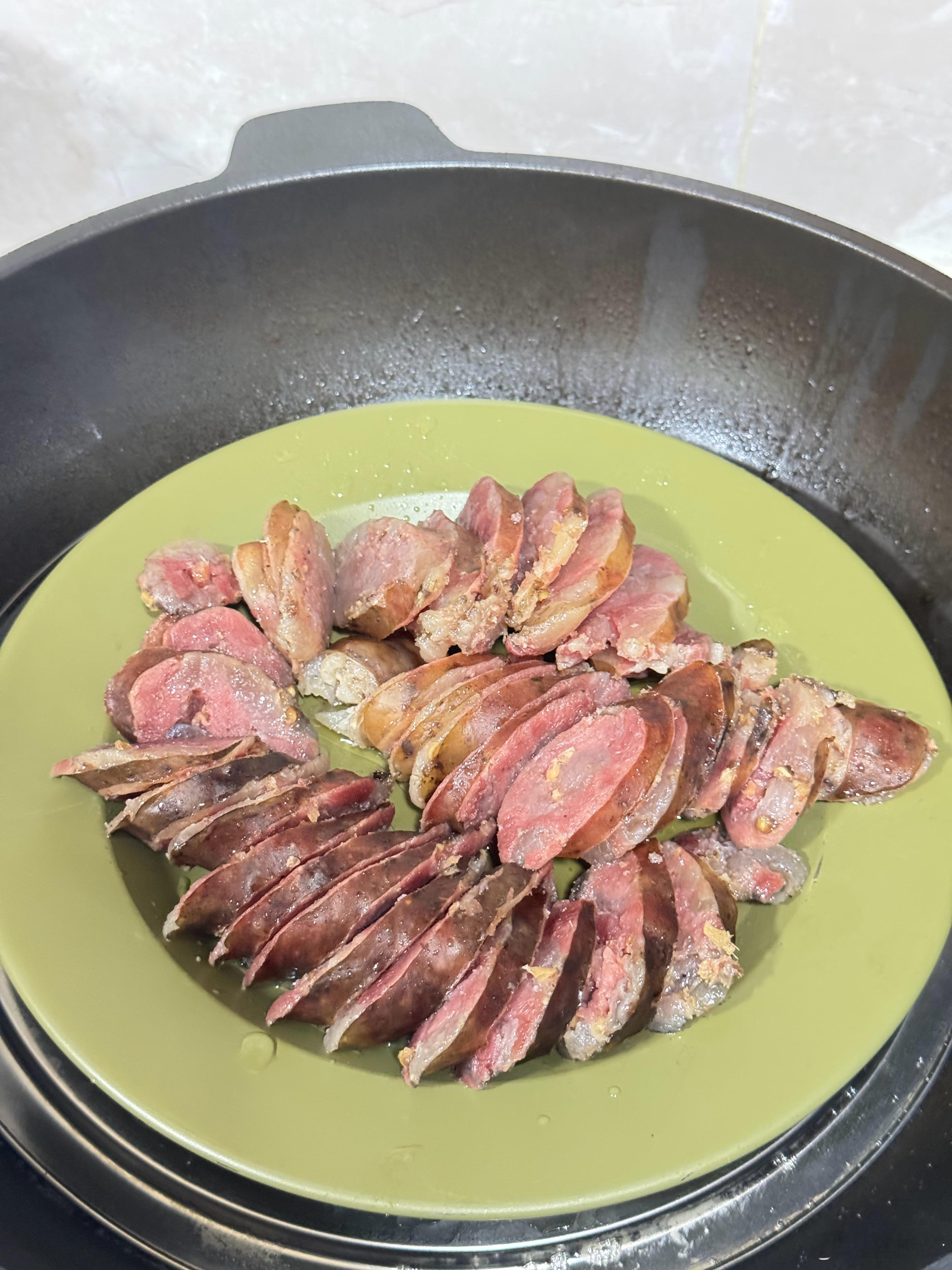 万事不急，先吃饭今晚搞点螃蟹和腊肠​​​