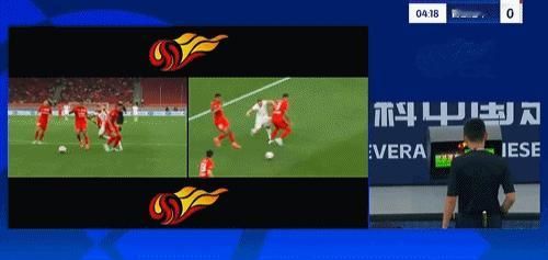 如此明显的犯规动作，裁判近在咫尺，竟然没看见，点球还是VAR提醒以后才判罚的……