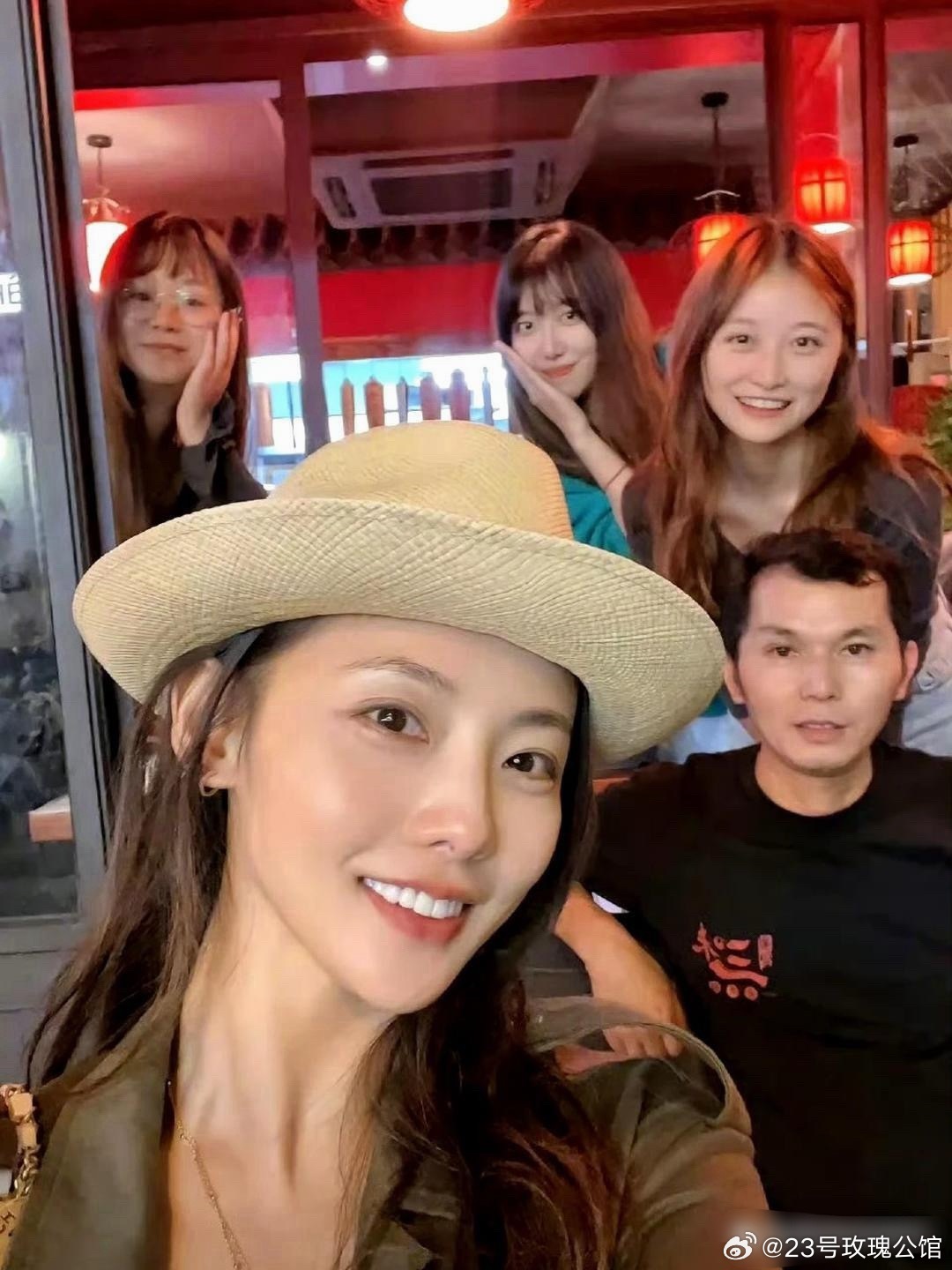 网友吃火锅偶遇张嘉倪还拍了合照素颜皮肤太好了感觉像和朋友拍照一样，张嘉倪好