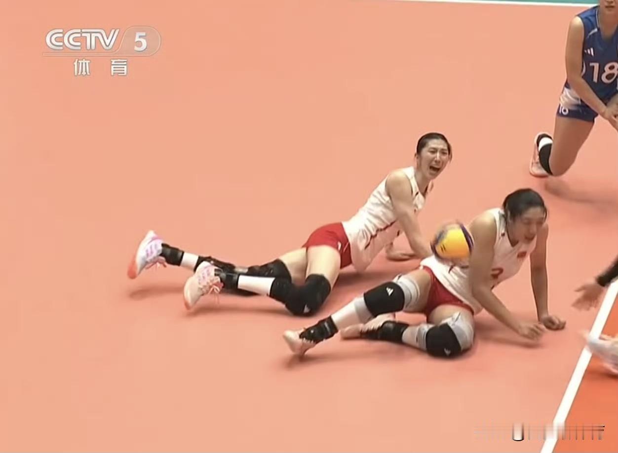 中国女排这状态真的令人担忧啊！小组赛打菲律宾女排，比分都是非常焦灼的，老将王媛媛