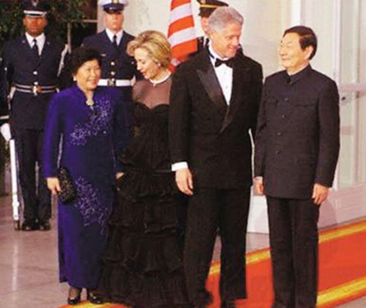朱镕基总理出访欧洲六国2000年，正值世纪交替的关键节点，全球格局和经贸合作都