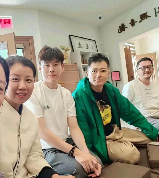这竟然是任泉，真认不出来了​​​