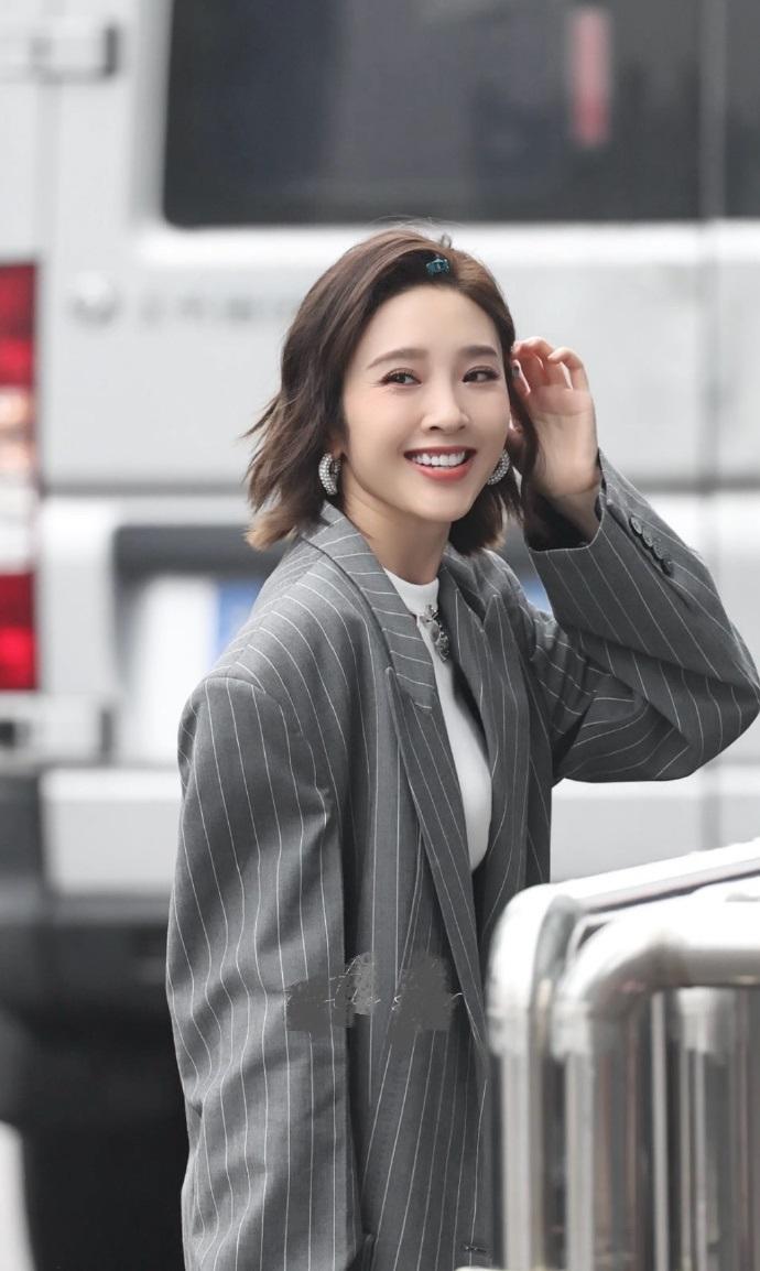 最近唐艺昕去录制浪姐了，她如今的状态非常的好，充满了青春活力气息，也特别的迷人。