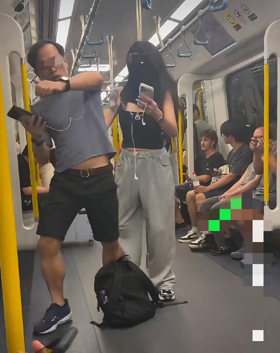 近日，港铁车厢内。一脸部遮的严严实实的女子称遭这名眼镜男子偷拍，上前拦住对方，揪