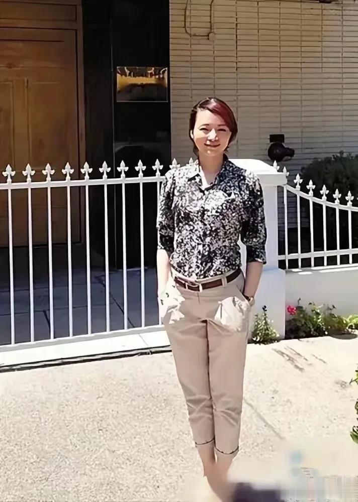 主持界第一‬才女，非她‬莫属。 她笑起来就像是春风‬拂面，给人一种美丽动人的感