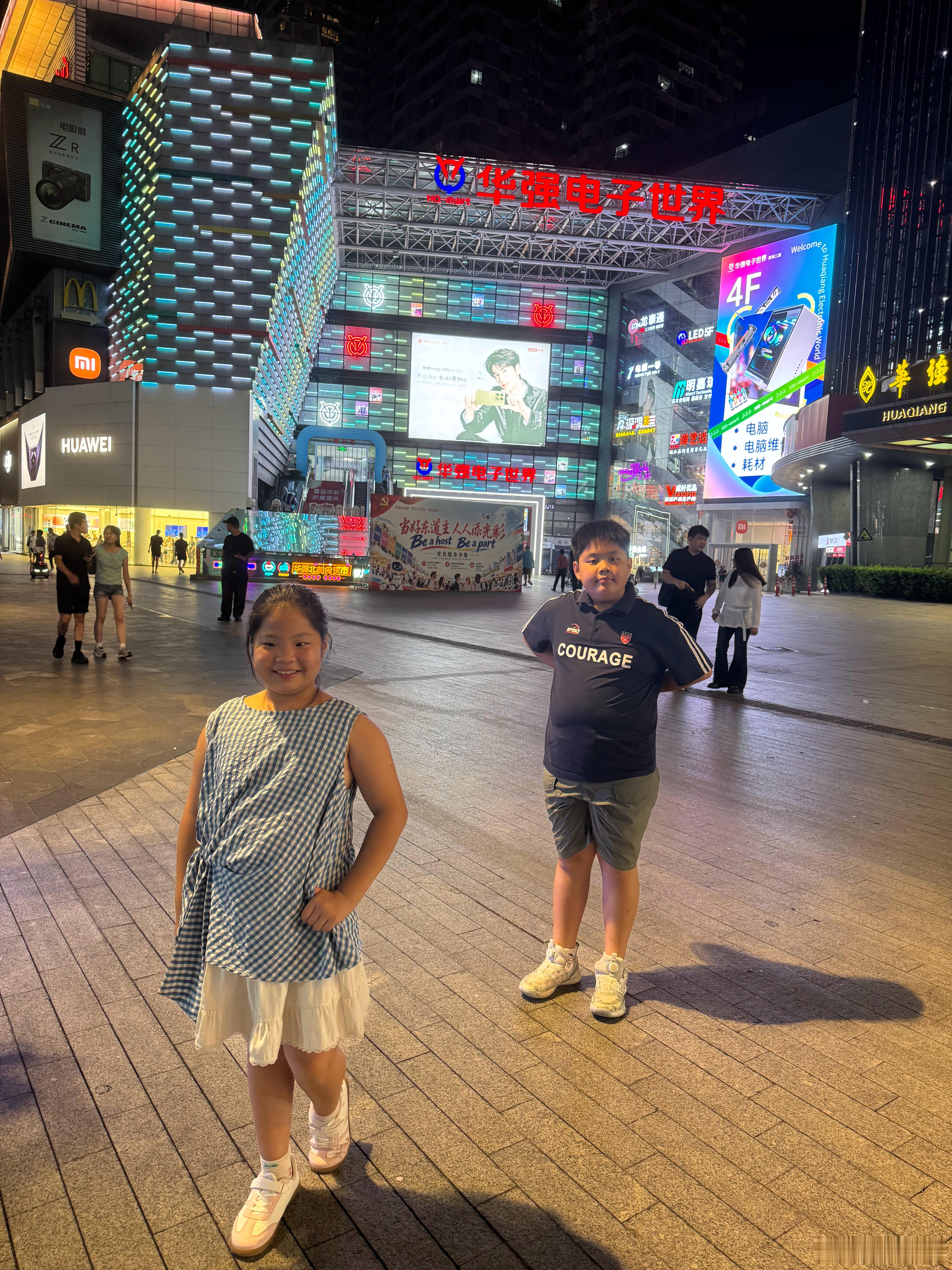 深圳满满的一天，大疆天空之城去了、万象城巨人展看了、萝卜快跑无人车坐了、粥底火锅吃了、灯光秀看了、华