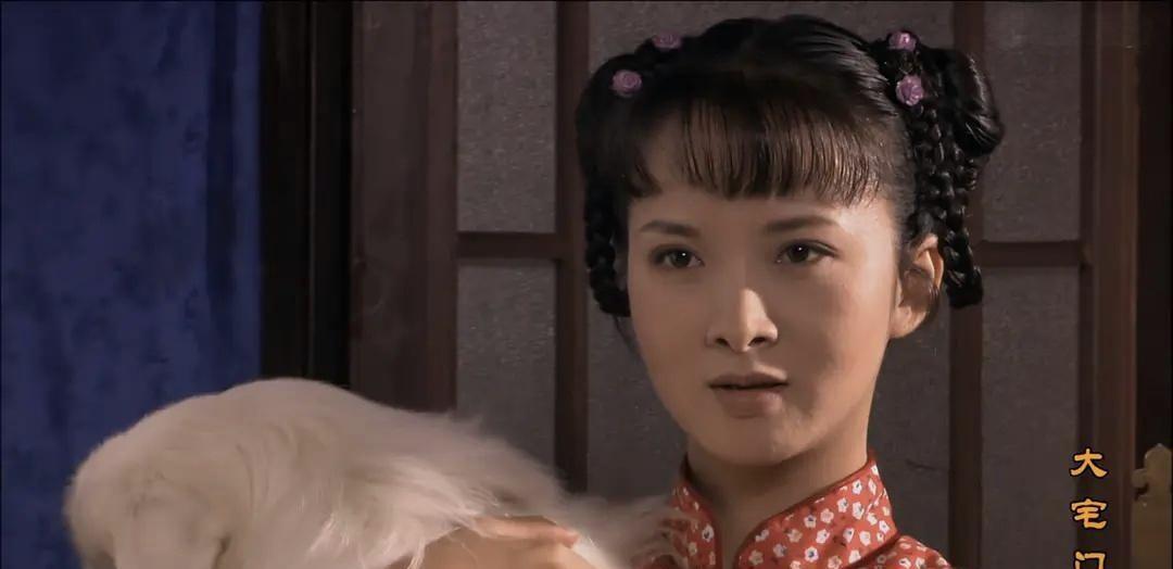 《大宅门》有个被删的细节，细思极恐。你以为香秀恨杨九红，是因为看不起她出身？