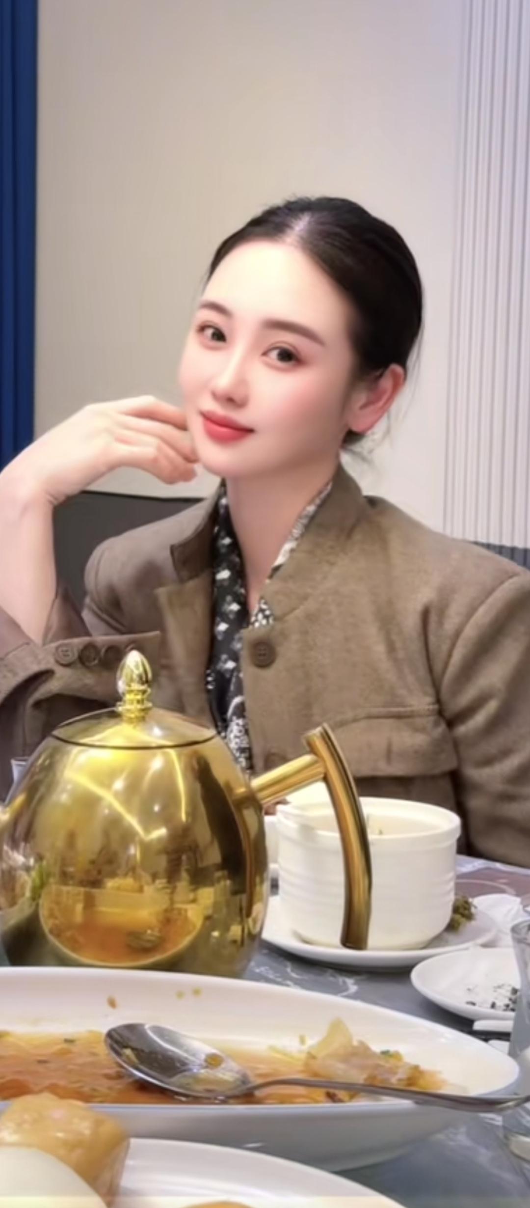 优雅下午茶时光，金壶茶香四溢，静享美好。