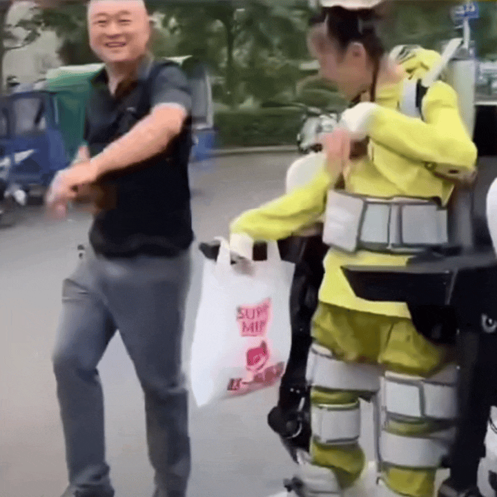 父母不惜斥巨资，为生活无法自理的女儿买来一台外骨骼机器人。借助它，女儿终于能走出