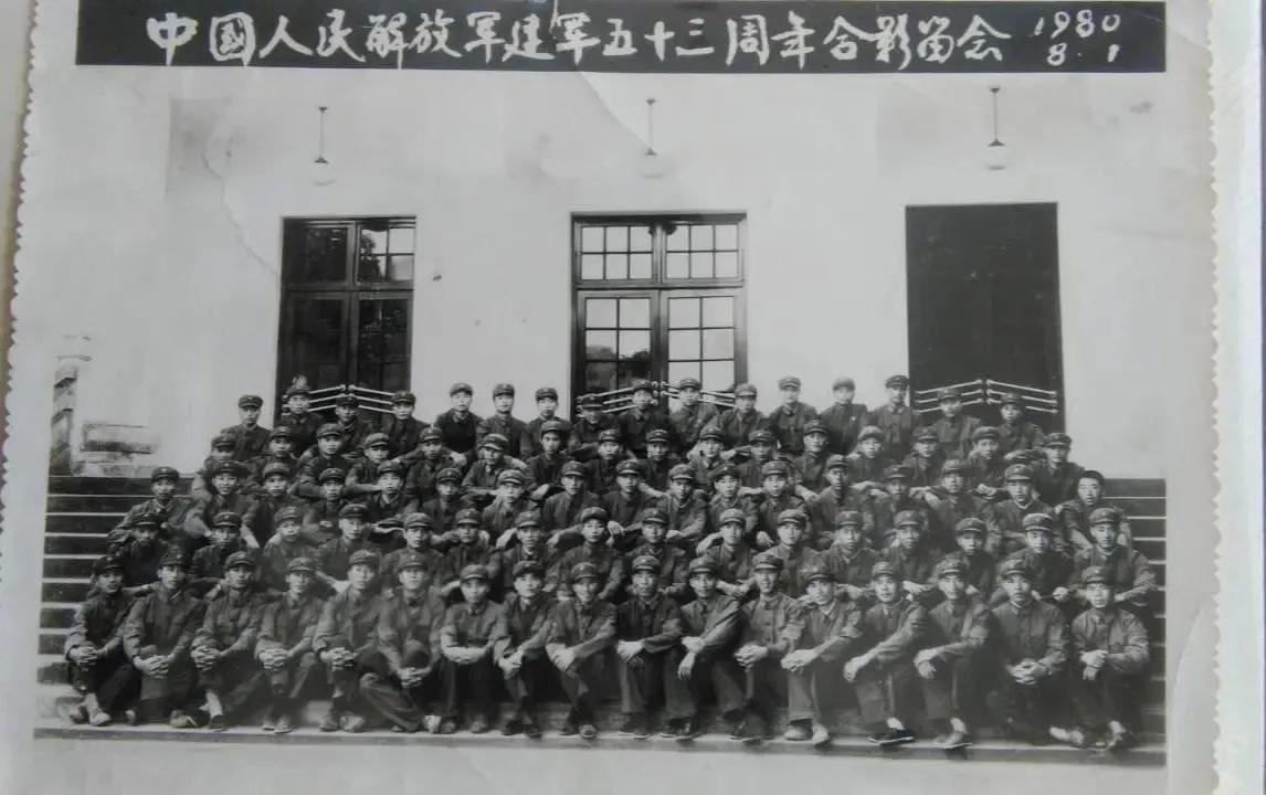 八一建军节到了之际发几张不同时期的军装集体照是不是很有寓意？军装照串联起不同时