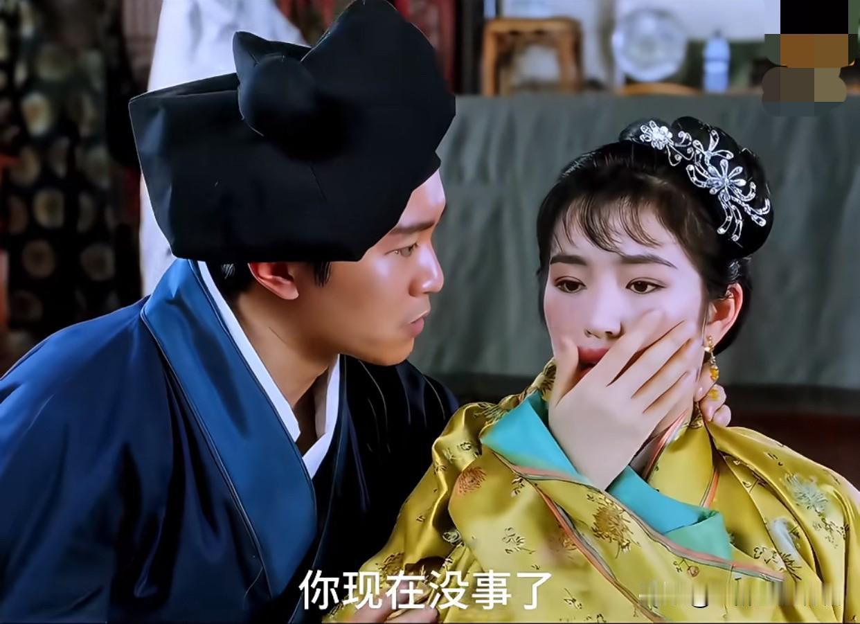 华夫人和夺命书生打得天昏地暗，镜头一转，两人的衣服竟然互换了。评论区有人问：“为
