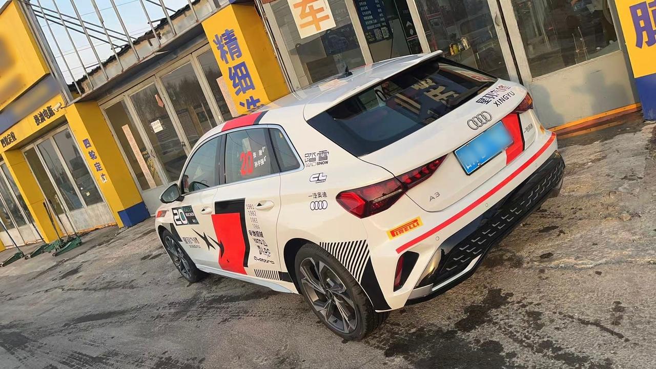 看完《飞驰人生3》，这两天路过改装店，不少车友排队在贴同款拉花🏁。老板说材料七