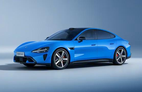 小米SU7展车2月13日进店！雷军：机场广告已亮相