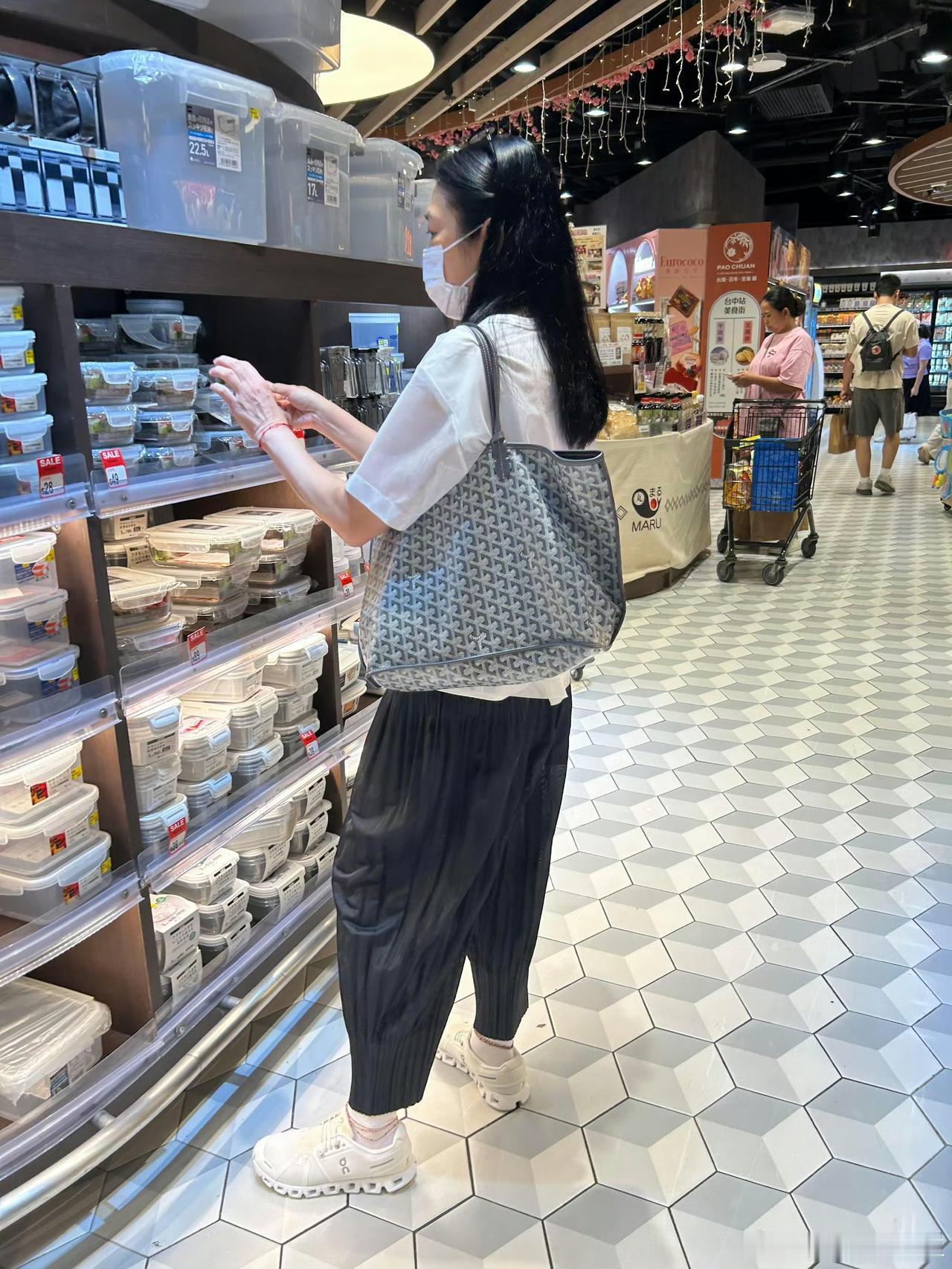香港超市偶遇刘德华妻子，60岁朱丽蒨打扮朴素，一头浓密黑发抢镜​
