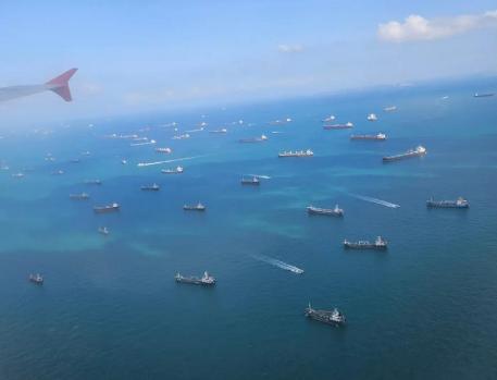 最近海运圈的对比图，简直把人看乐了！马六甲海峡那片海面上，集装箱船排着长龙慢悠悠