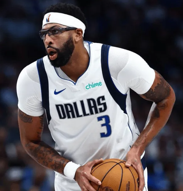 独行侠内线安东尼-戴维斯在昨天赛后，谈到了球队。“我们一直在竞争，我们为彼此而