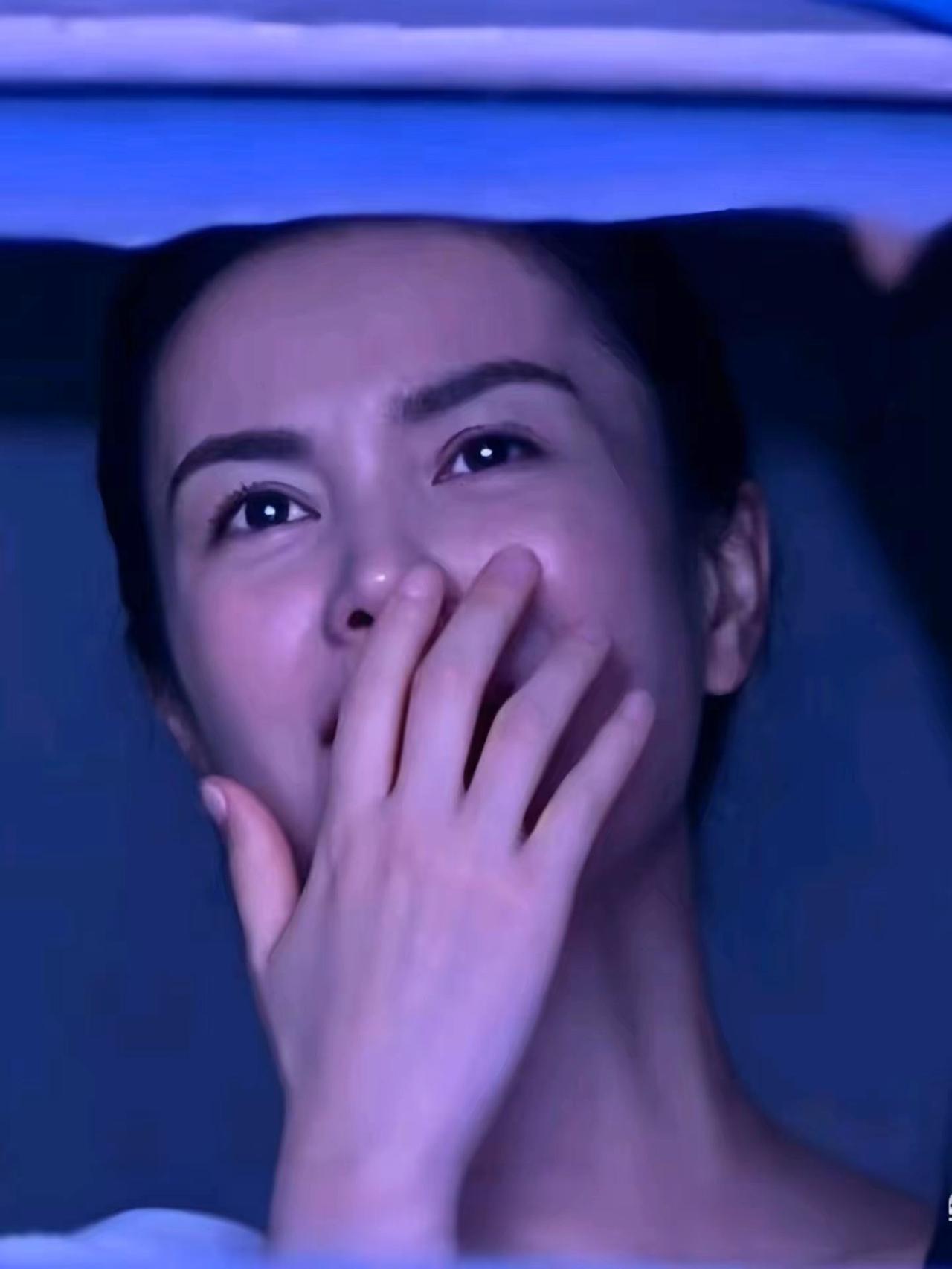 让她的手意外火了一把！谢霆锋演唱会本来就火的一塌糊涂，王菲的出现等于火上浇油，这