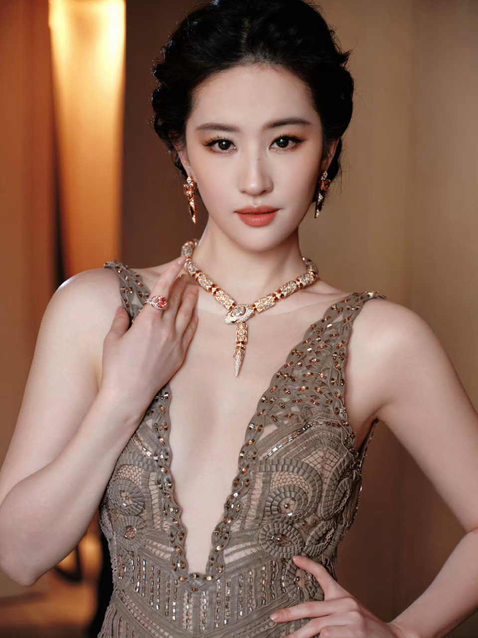 刘亦菲xBVLGARI刘亦菲以一袭ElieSaab2026春夏高级定制