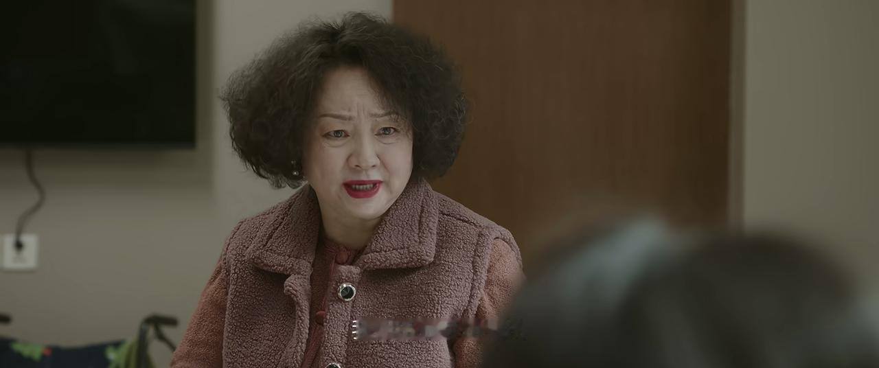 果然有些人是妈，有些人不是妈啊！《问心2》里面，中年女儿住院，要开刀。可