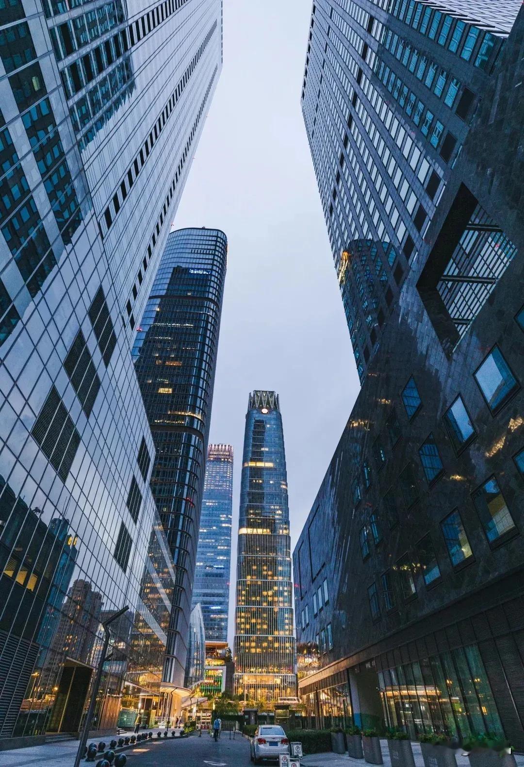 北京感觉比较热情，上海礼貌边界感强，深圳总有一种急冲冲的感觉。❶北京人热心是