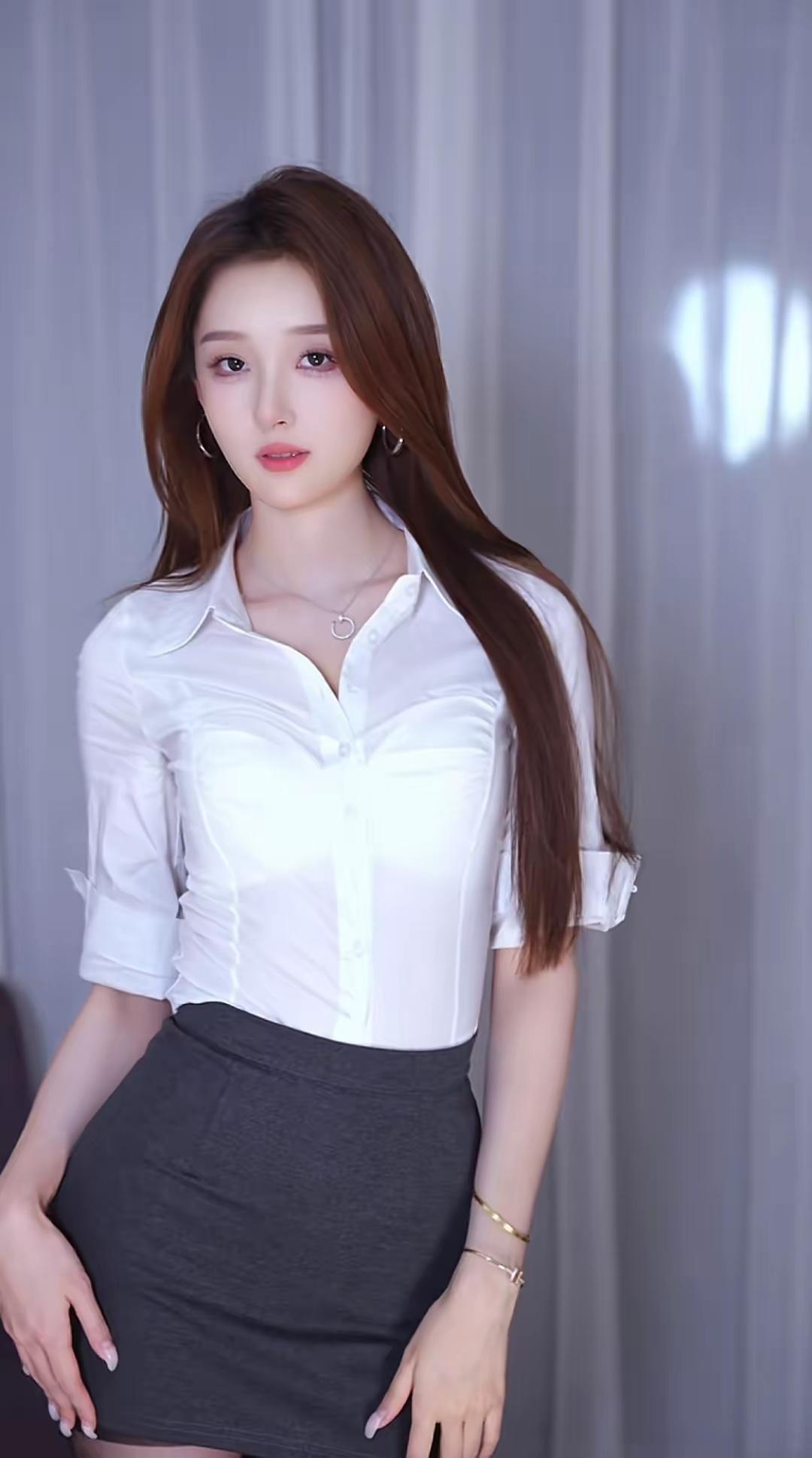 小桂圆车模还挺有名气的呢。在车展那可是一道亮丽风景线。像广州车展上，就有她的身影