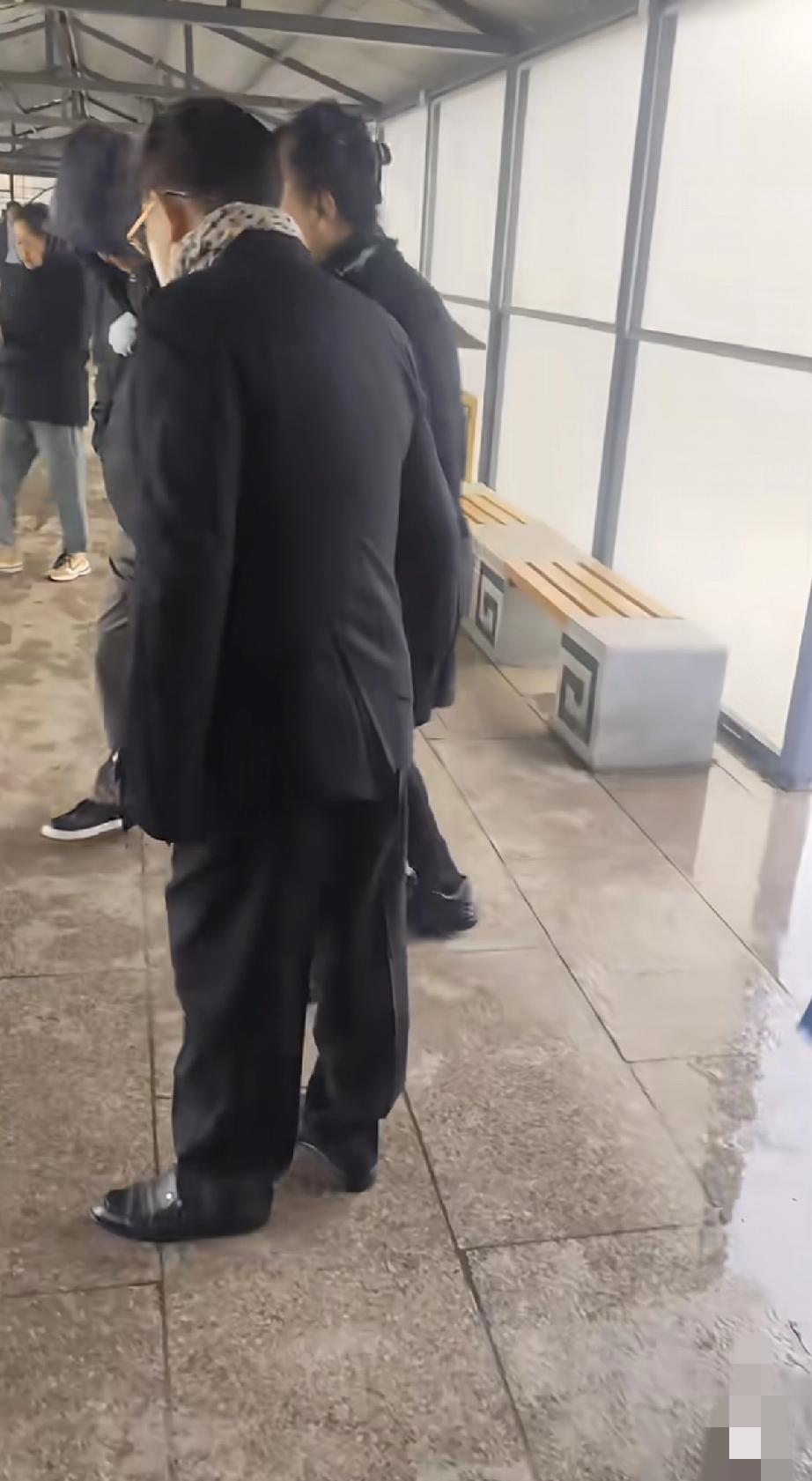 六小龄童送别陈丽华伞也没打，网友说，从背影看他特别像孙悟空!4月9日，陈丽华