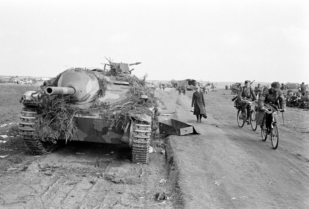 这张1945年5月拍摄于德国易北河畔的照片里，两辆被遗弃的追猎者（Hetzer）