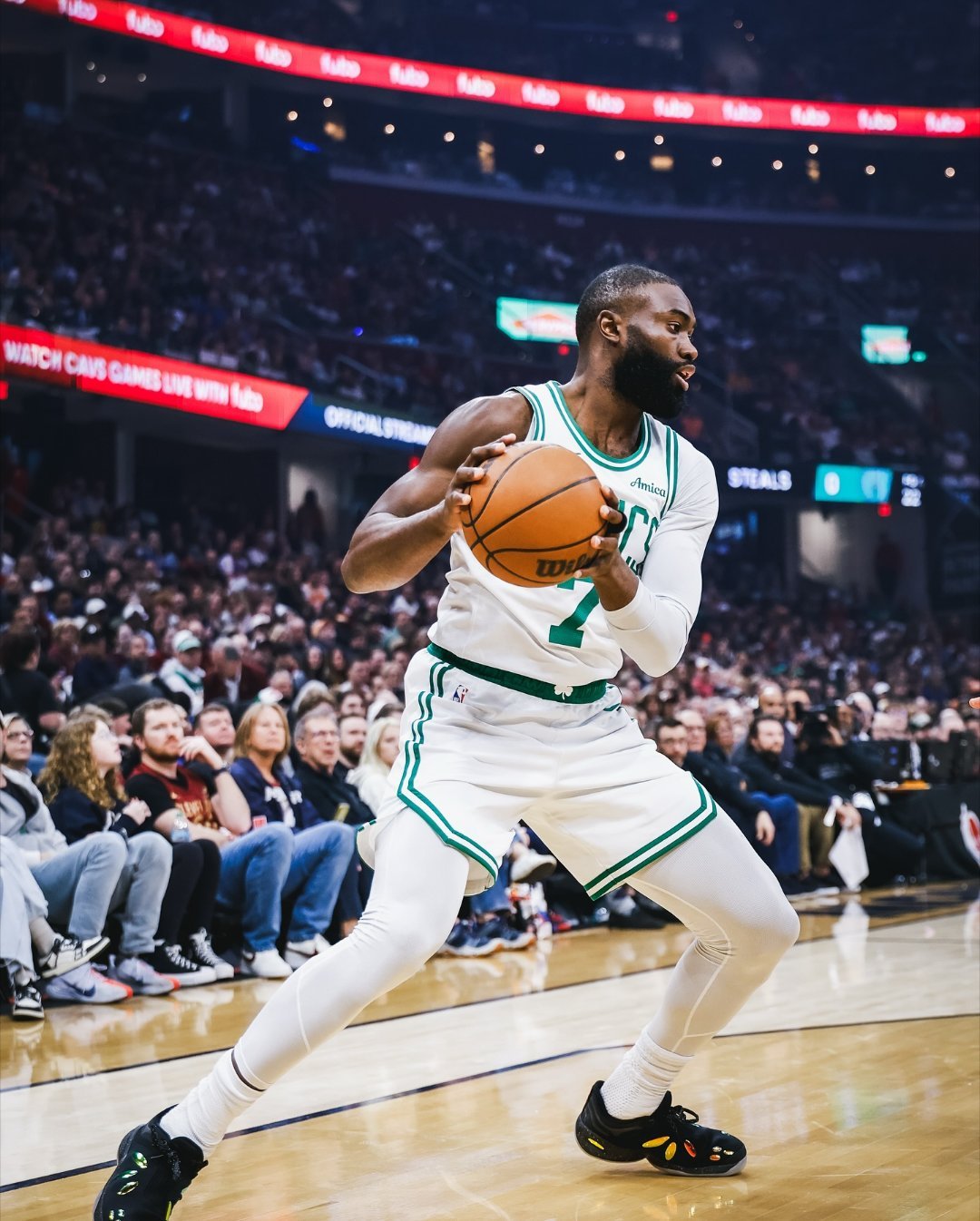 杰伦在节目中谈到了关于MVP评选的话题，他表示：“我觉得我符合MVP的标准，但人