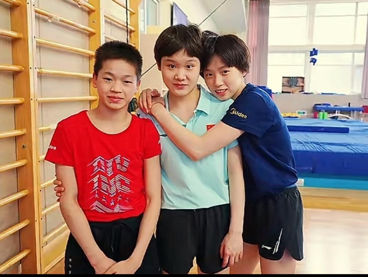 第一次看到这张三人合影，张家齐个头最高，像个大姐姐，全红婵最青涩，寸头造型像个小