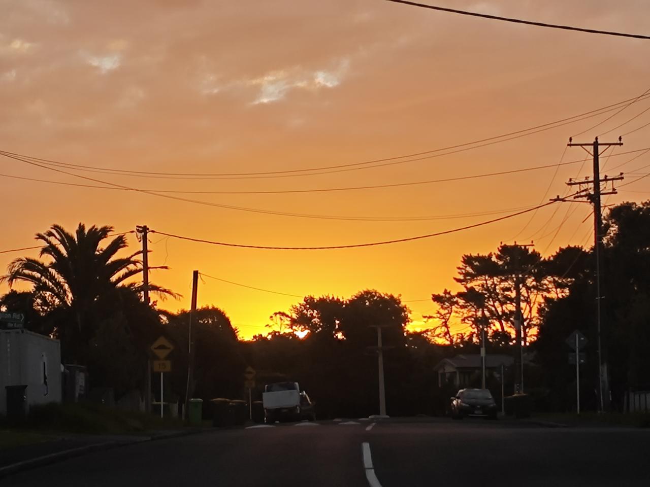 “莫道桑榆晚，为霞尚满天”晚饭后，陪着老婆出门散步，从海边的红树林处离开时，