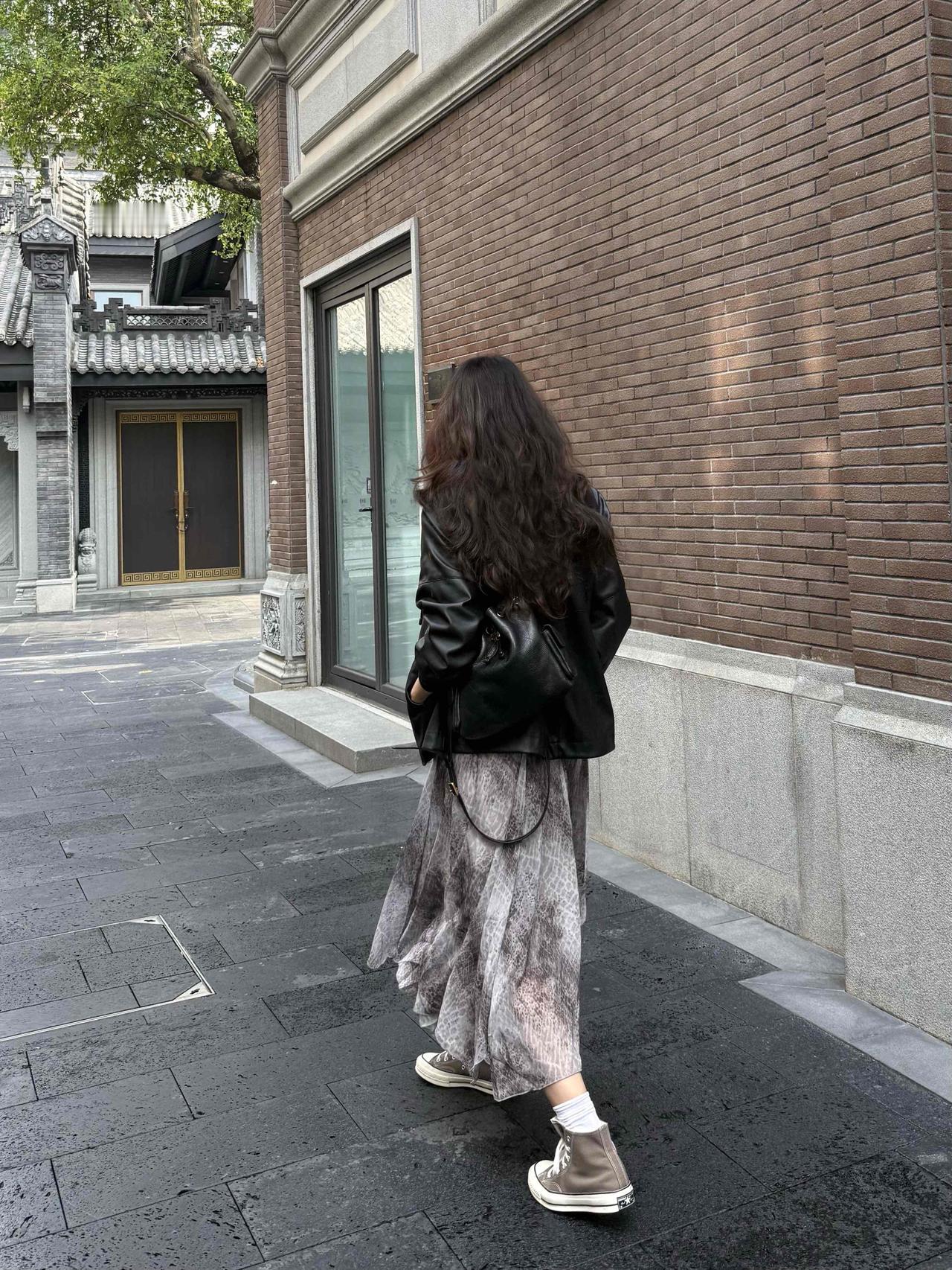 黑色皮衣配碎花裙，刚柔并济超时尚！早秋这组搭配真的太有记忆点。酷感宽松皮衣中和了