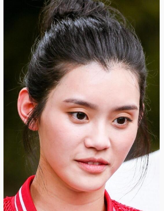 年轻时候的奚梦瑶好普通，看起来就是平常的一个人，可她嫁人之后皮肤变白了，整个人的